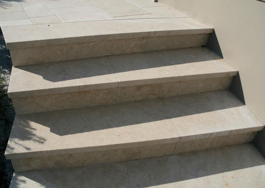 Escaleras peldanos piedra