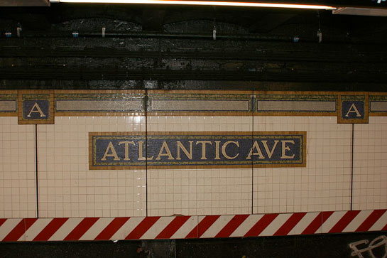 800px NYC Subway Atlantic Ave Station tile - Azulejo tipo metro