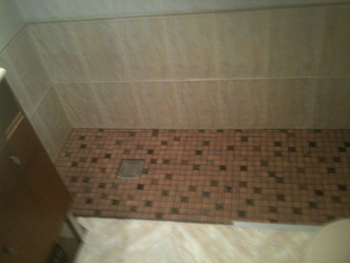 pavimentar la ducha a ras de suelo