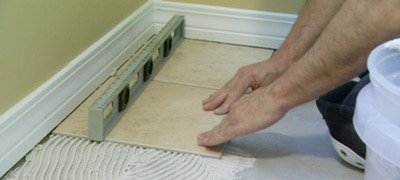 Poner azulejo sobre suelo de vinilo