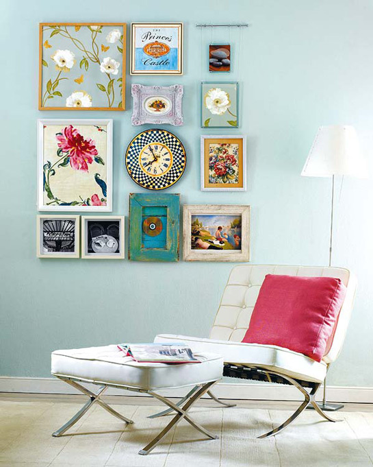 pared decorada con telas, pinturas, dibujos y discos enmarcados