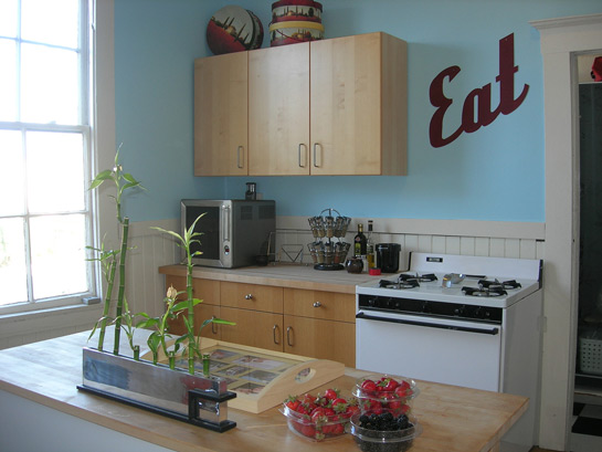 cocina decorada con pared azul