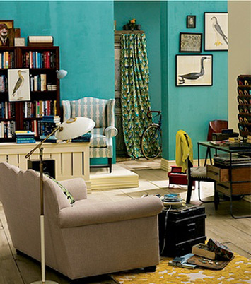 sala de estar con suelo de madera y paredes color turquesa
