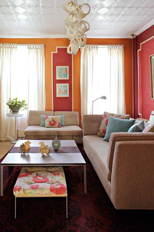 salón con decoración en colores cálidos