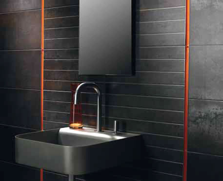 Propuesta de unicer para un baño ultra moderno en negro con listelo naranja