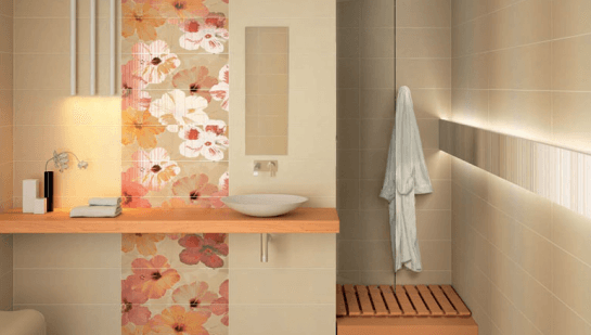 Azulejos con suaves decorados florales en naranja para el baño