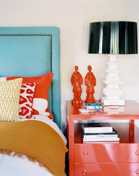 bedroom with turquoise headboard and red nightstand 545x688 - Combinaciones de colores "diferentes" para un estilo fresco y renovado
