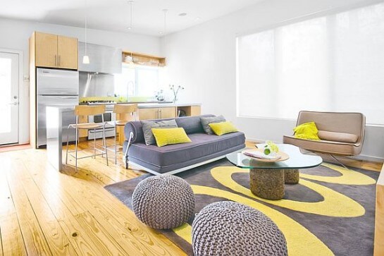 colorful living room with grey and yellow themes 545x363 - Combinaciones de colores "diferentes" para un estilo fresco y renovado