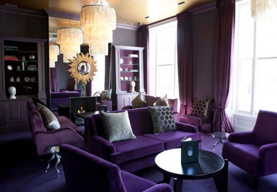 La elegancia de un salón púrpura con detalles dorados