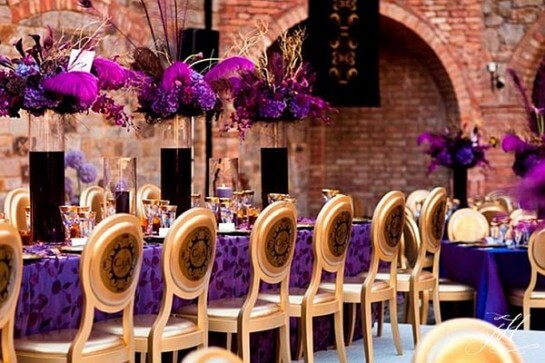 purple and gold wedding decor 545x363 - Combinaciones de colores "diferentes" para un estilo fresco y renovado
