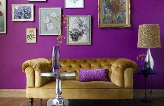 purple living room with gold sofa 545x354 - Combinaciones de colores "diferentes" para un estilo fresco y renovado
