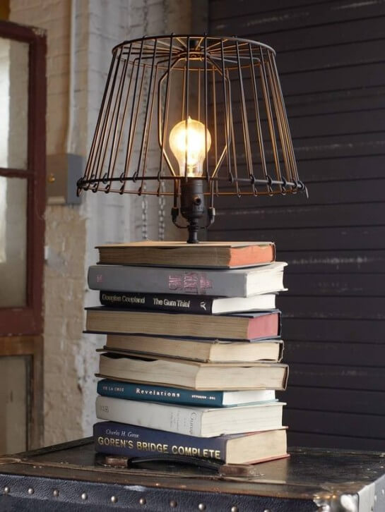 Lámpara sobre una base de libros apilados.