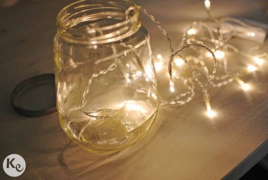 a kiss of colour diy lampara con tarro de cristal mason jar lamp 01 545x366 - Ideas para una iluminación low cost con mucho estilo