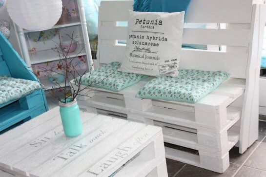 Conjunto de sofá y mesa de centro con palets blancos.