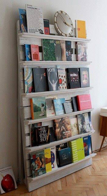 Librería de pared hecha con palets.