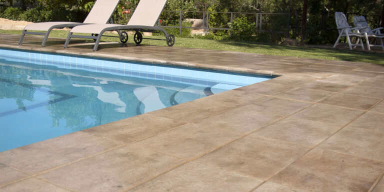 Bordes porcelanicos de coronacion para piscinas